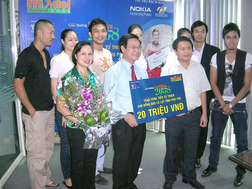 Đại diện UBMTTQ tỉnh Phú Thọ nhận tấm lòng từ thiện của những người mẫu.