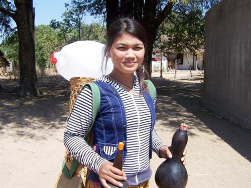 Có công trình nước sạch, người dân vẫn phải gùi nước suối