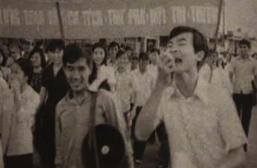 Hàng chục ngàn quần chúng xuống đường đả đảo tư sản mại bản (1976) ảnh: Tư liệu