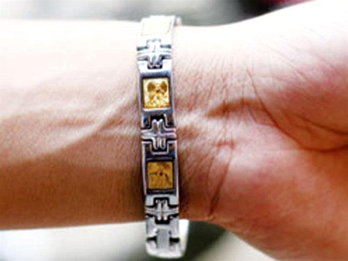 Chiếc vòng đeo tay được quảng cáo là mang tới "tài lộc dồi dào, quan vận hanh thông" - Ảnh: Ngọc Thắng (Thanh Niên)