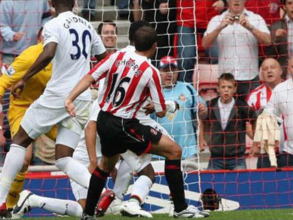 Pha ghi bàn quyết định của Chopra. Ảnh: The Sun