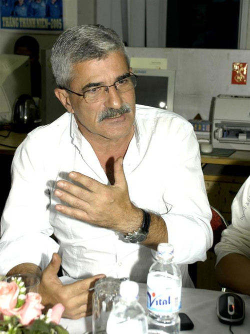 HLV Calisto trong buổi giao lưu trực tuyến với Tiền phong Online - Ảnh Phạm Yên