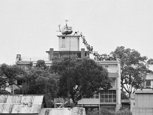 Bức ảnh nổi tiếng của Hugh Van Es, chụp tại tòa nhà của CIA số 22 phố Gia Long, Sài Gòn ngày 29/4/1975, luôn bị hiểu nhầm là chụp tại tòa Đại Sứ Mỹ ở Sài Gòn. Ảnh: Hugh Van Es