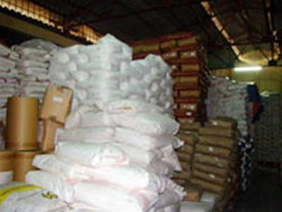 Hóa chất chứa đầy trong kho tại địa chỉ 236 Thái Phiên P.8, Q.11, ảnh: Thanh Niên