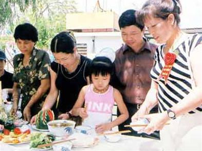 Theo kết quả cuộc điều tra của UNCEF phối hợp với các cơ quan chức năng của Việt Nam, thì các bậc cha mẹ ngày càng ít dành thời gian cho con cái. Ảnh TTXVN