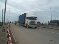 Cầu Rạch Chiếc thường xuyên có nhiều xe trọng tải lớn qua lại - Ảnh: P.T. Cầu Rạch Chiếc thường xuyên có nhiều xe trọng tải lớn qua lại - Ảnh: P.T.