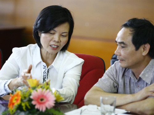 Bà Bùi Thị Hương trao đổi với ông Vũ Công Chính. Ảnh: Hồng Vĩnh.