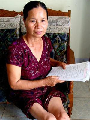 Chị Lương với 1 bên chân teo nhỏ thành tật được cho là vì bị hành hung