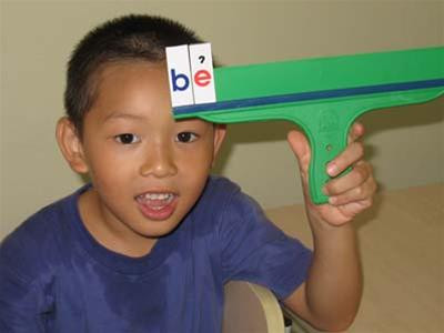 Học sinh đang được làm quen với chữ cái trước khi vào lớp 1 (ảnh chụp ở trường Dream House, Hà Nội)