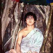 “Đức Phật con” Ram Bahadur Bamjon đang ngồi thiền (Spiegel)