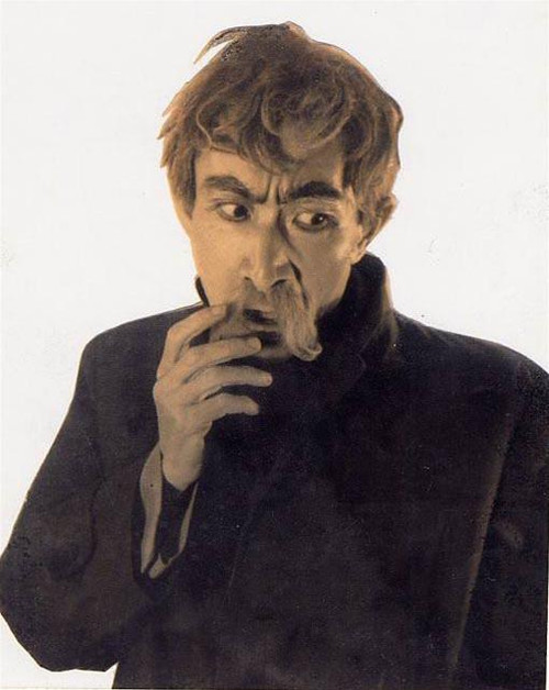 Vai Siarơ trong Liu ba (kịch Liên Xô) của Đào Mộng Long