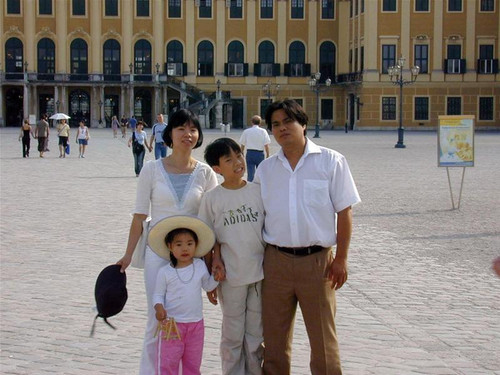 Ông Lê Hồng Quang cùng vợ và các con Ông Lê Hồng Quang cùng vợ và các con