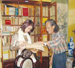 Chủ quán Nguyễn Thế Thành giới thiệu sách với khách