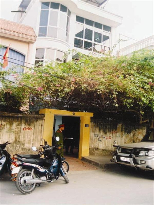 Cơ quan điều tra đang khám xét tại nhà riêng của Đạt Cơ quan điều tra đang khám xét tại nhà riêng của Đạt