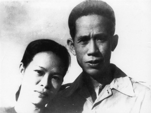 Với người chồng lãnh tụ Với người chồng lãnh tụ