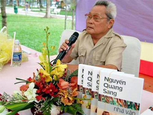 Nhà văn Nguyễn Quang Sáng giao lưu cùng độc giả Nhà văn Nguyễn Quang Sáng giao lưu cùng độc giả