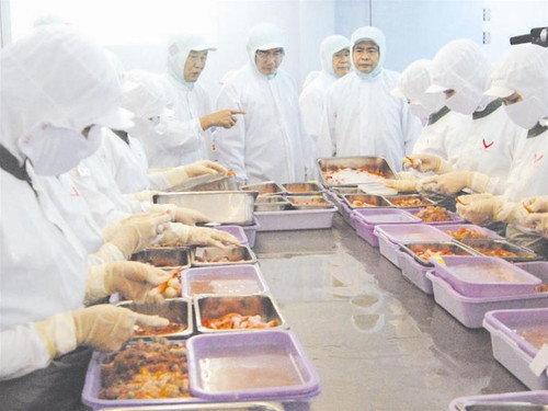 Ngày 12/4/2008, Phó Thủ tướng Nguyễn Thiện Nhân cùng lãnh đạo các bộ, ngành Trung ương thăm và làm việc tại Khu công nghiệp Trà Nóc, TP Cần Thơ. Tại đây, Phó Thủ tướng đã đến thăm Cty TNHH Thực phẩm chế biến Nam Hải (Viet Foods Profile) và đặc biệt quan tâm về tình hình nhân công đang làm việc tại khu chế xuất. Trong ảnh: Phó Thủ tướng Nguyễn Thiện Nhân tham quan dây chuyền chế biến tôm của Cty TNHH Thực phẩm chế biến Nam Hải Ảnh: Thanh Vũ Ngày 12/4/2008, Phó Thủ tướng Nguyễn Thiện Nhân cùng lãnh đạo các bộ, ngành Trung ương thăm và làm việc tại Khu công nghiệp Trà Nóc, TP Cần Thơ. Tại đây, Phó Thủ tướng đã đến thăm Cty TNHH Thực phẩm chế biến Nam Hải (Viet Foods Profile) và đặc biệt quan tâm về tình hình nhân công đang làm việc tại khu chế xuất. Trong ảnh: Phó Thủ tướng Nguyễn Thiện Nhân tham quan dây chuyền chế biến tôm của Cty TNHH Thực phẩm chế biến Nam Hải Ảnh: Thanh Vũ