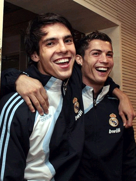 Hai đồng đội tại Real Madrid, Kaka và C.Ronaldo (phải) có cơ hội đối đầu ngay tại vòng bảng World Cup 2010 Hai đồng đội tại Real Madrid, Kaka và C.Ronaldo (phải) có cơ hội đối đầu ngay tại vòng bảng World Cup 2010