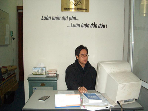 Giám đốc Triệu Trần Đức trong phòng làm việc Giám đốc Triệu Trần Đức trong phòng làm việc