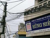 Dây điện, điện thoại “ôm” nhà dân.