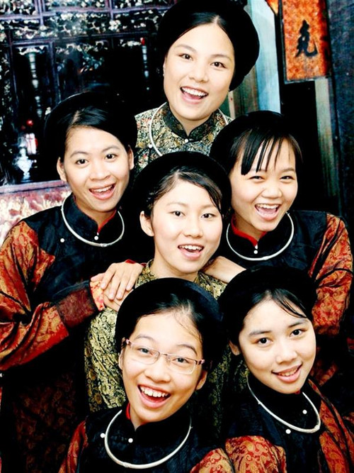 Các “nghệ nhân” ca trù trẻ của CLB Thăng Long Ảnh: Hoa Hựu Các “nghệ nhân” ca trù trẻ của CLB Thăng Long Ảnh: Hoa Hựu