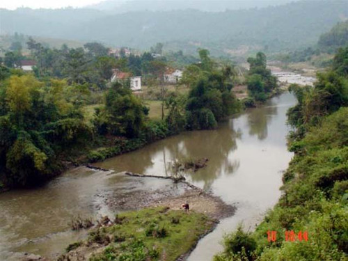 Dòng suối chảy qua bản Nạt đang bị ô nhiễm