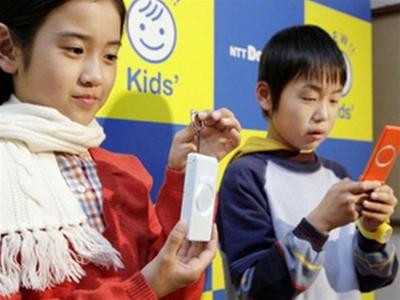 Sử dụng điện thoại di động để chơi game có thể làm tăng khả năng tư duy của trẻ em.