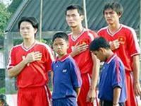 Các tuyển thủ U23 VN chào cờ trước trận đấu