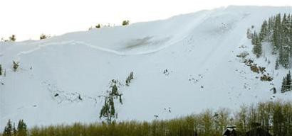 Khu trượt tuyết bị chôn vùi sau trận lở tuyết Khu trượt tuyết bị chôn vùi sau trận lở tuyết