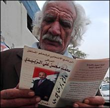 Một người dân Irắc đọc thông tin về ứng cử viên qua tờ rơi