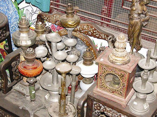 Một góc bộ sưu tập đèn cổ.