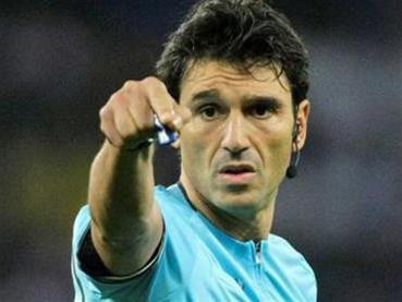 Trọng tài Massimo Busacca. Ảnh: AP