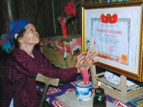 Bà Nguyễn Thị Minh trước bàn thờ lâu ngày vắng hương khói