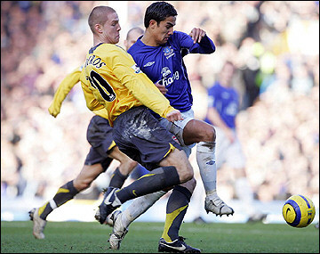 Arsenal (vàng) thất thủ trước Everton.