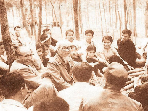 Đồng chí Nguyễn Lương Bằng (ngoài cùng bên trái) tháp tùng Chủ tịch Hồ Chí Minh về thăm nhân dân xã Vật Lại, huyện Ba Vì, tỉnh Hà Tây ngày 16/2/1969