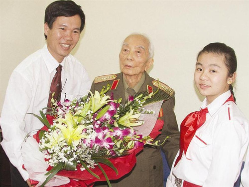 Bí thư Thứ nhất T.Ư Đoàn Võ Văn Thưởng tặng hoa cho Đại tướng. (Ảnh: Minh Tuấn)