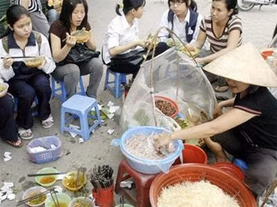 Một quán hàng ăn trên vỉa hè Hà Nội. Ảnh : Phạm Yên
