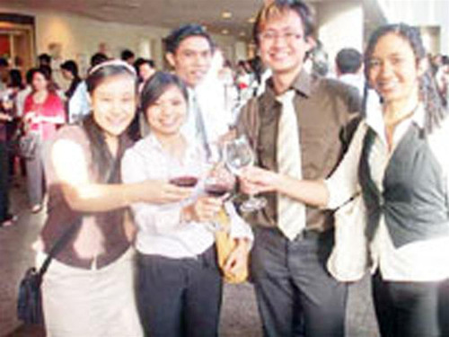 Bảo Khánh và Hương Mai (thứ 1 và 2 từ trái sang) - Ảnh: Thanh Niên. Bảo Khánh và Hương Mai (thứ 1 và 2 từ trái sang) - Ảnh: Thanh Niên.