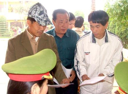 Nguyễn Thập Nhất đang băn khoăn hỏi cán bộ giám thị vè số tiền 800 ngàn đồng tiền lưu ký của mình sau khi nhận quyết định đặc xá. Ảnh: Hà Trường