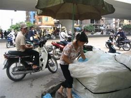 Điểm bán đá ở ngã tư Vọng tấp nập khách mua hàng. Ảnh: T.Long