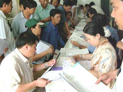 Người dân nộp thuế nhà đất. Ảnh minh họa