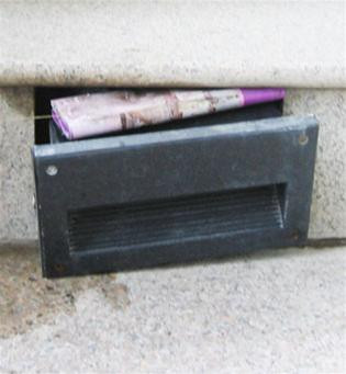 Căn hộ EA 305 của bà Nguyễn Thị Bình đã bong tróc nhiều chỗ