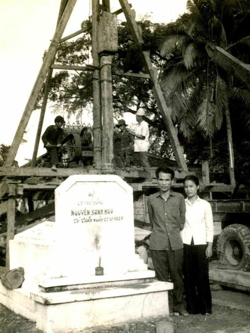 Vợ chồng nhà văn Sơn Tùng trước mộ cụ phó bảng Nguyễn Sinh Huy (tức cụ Nguyễn Sinh Sắc) tháng 6/1975