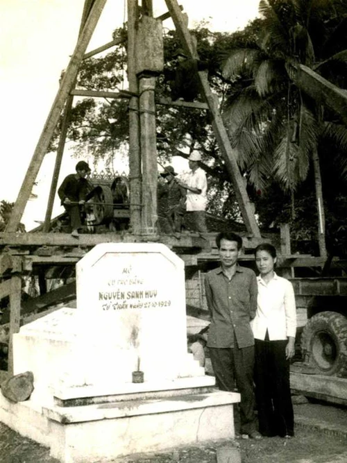 Vợ chồng nhà văn Sơn Tùng trước mộ cụ phó bảng Nguyễn Sinh Huy (tức cụ Nguyễn Sinh Sắc) tháng 6/1975