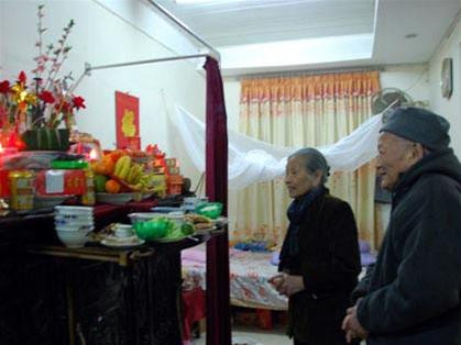 Bên bàn thờ gia tiên