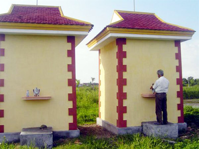 Ông Vũ Ngọc Bao và hai ngôi mộ tháp mà bên trong đã mai táng hơn 2.000 xác thai nhi