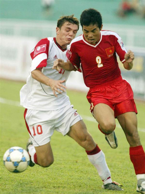 văn Trương nỗ lực truy cản tiền đạo Al Aga. Ảnh: Quốc An