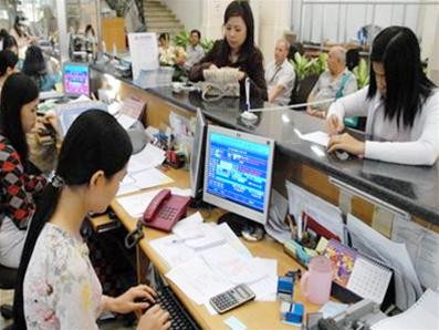 Ngân hàng MHB chi nhánh Sài Gòn cho biết trong tháng ba đã có 3.817 khách hàng vay sửa chữa nhà và mua nhà (cho vay tiêu dùng) với tổng số tiền 406,866 tỉ đồng (tháng hai có 3.751 khách vay 400 tỉ đồng). Trong ảnh: một phiên giao dịch cho vay tiêu dùng tại Ngân hàng MHB sáng 4-4 - Ảnh: T.T.D. Ngân hàng MHB chi nhánh Sài Gòn cho biết trong tháng ba đã có 3.817 khách hàng vay sửa chữa nhà và mua nhà (cho vay tiêu dùng) với tổng số tiền 406,866 tỉ đồng (tháng hai có 3.751 khách vay 400 tỉ đồng). Trong ảnh: một phiên giao dịch cho vay tiêu dùng tại Ngân hàng MHB sáng 4-4 - Ảnh: T.T.D.