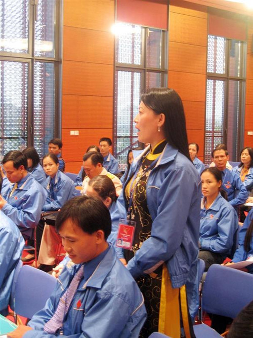 Một đại biểu nêu vấn đề tại trung tâm thảo luận số 11. Ảnh: Minh Thùy.