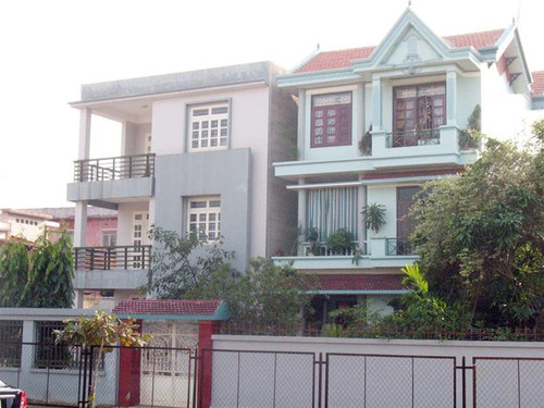 Nhà bà Hồng (phải) và nhà chị Trinh - nơi sẽ tổ chức cưỡng chế Ảnh: N.P.C Nhà bà Hồng (phải) và nhà chị Trinh - nơi sẽ tổ chức cưỡng chế Ảnh: N.P.C